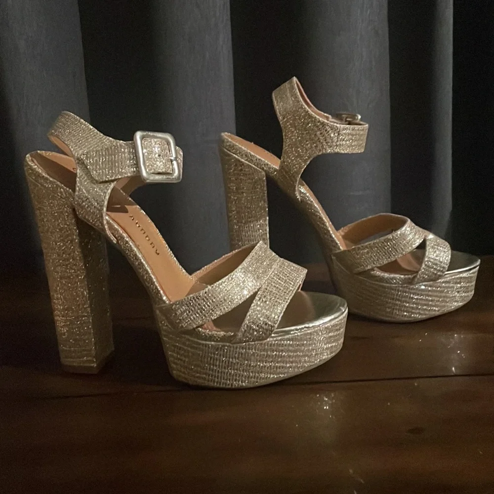 Brand New without box. Cutest Hold platform heel - Picture 3 of 5